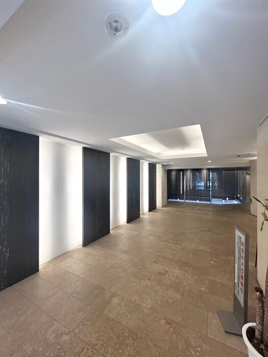 物件外観写真4　(エントランス部分)