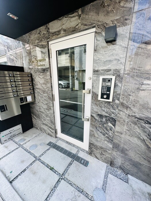 物件外観写真2　(エントランス部分)