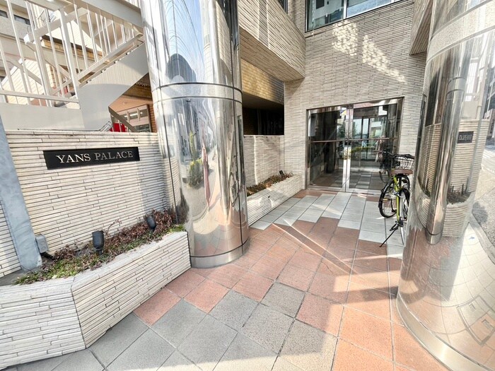 物件外観写真2　(エントランス部分)