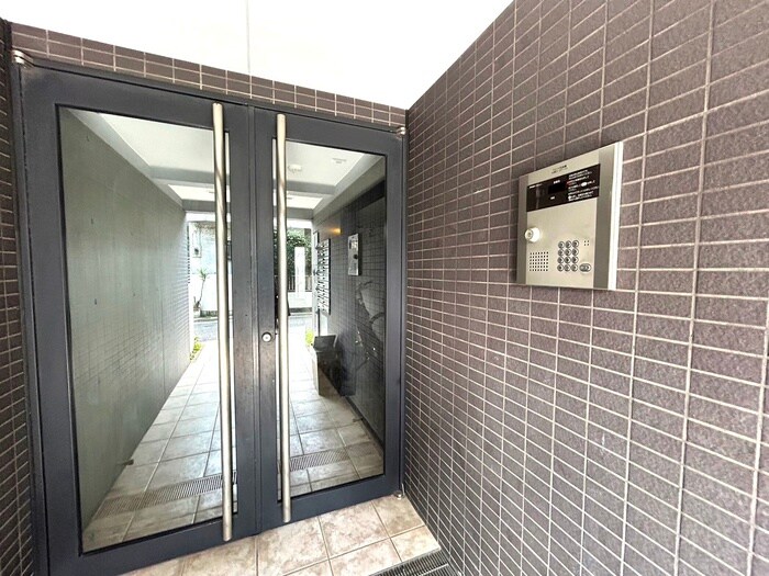 物件外観写真3　(エントランス部分)