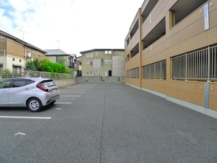 物件外観写真2　(駐車場)