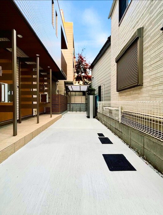 物件外観写真2　(エントランス部分)