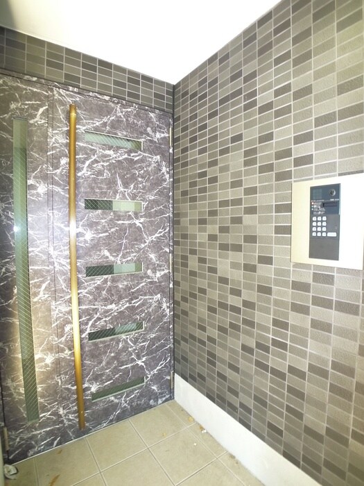 物件外観写真5　(エントランス部分)