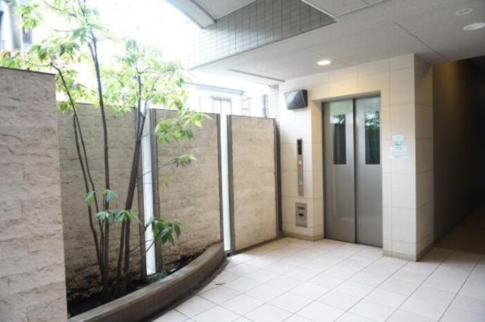 物件外観写真4　(エントランス部分)