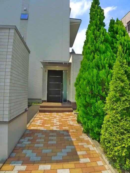 物件外観写真2　(エントランス部分)