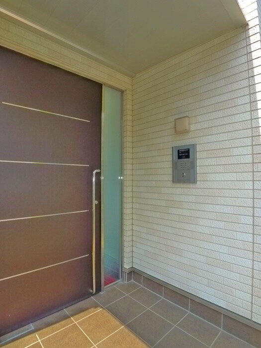 物件外観写真3　(エントランス部分)