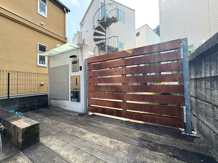 物件外観写真4　(エントランス部分)