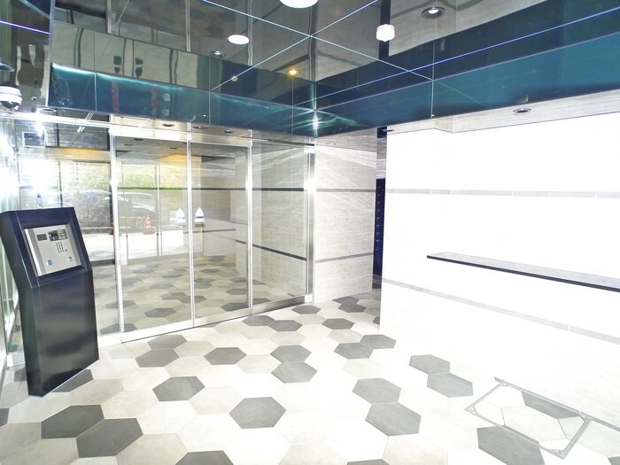 物件外観写真3　(エントランス部分)