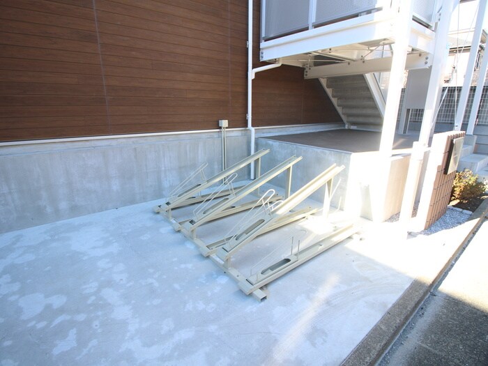 物件外観写真2　(駐輪場)