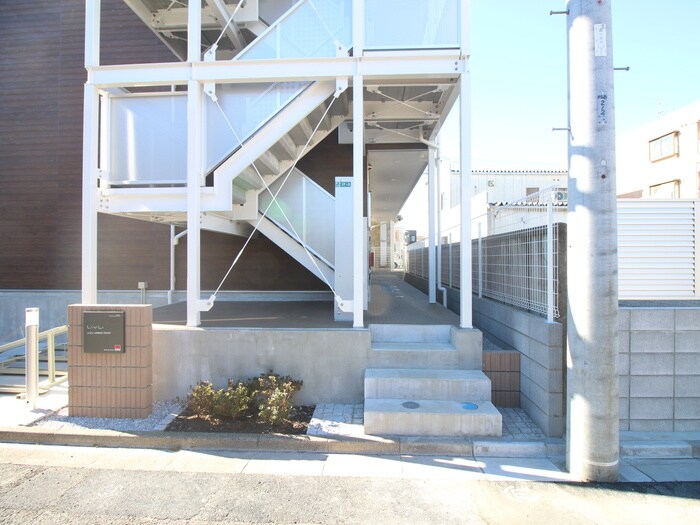 物件外観写真3　(エントランス部分)