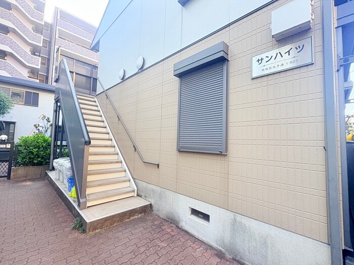 物件外観写真4　(エントランス部分)