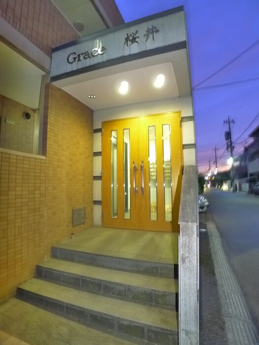 物件外観写真3　(エントランス部分)