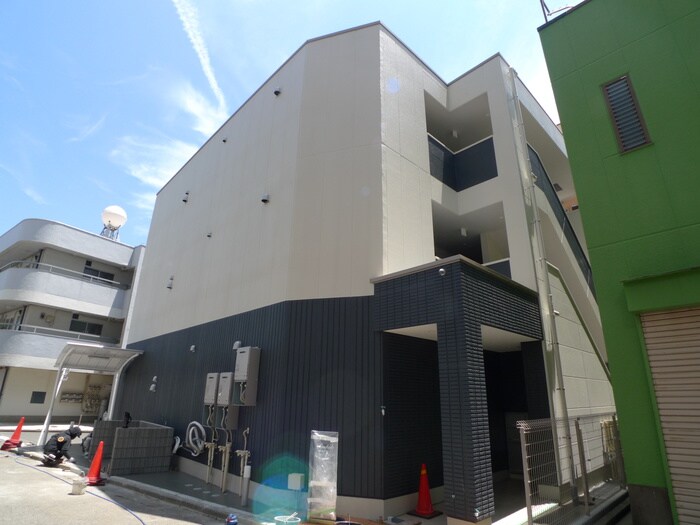 物件外観写真2　(エントランス部分)