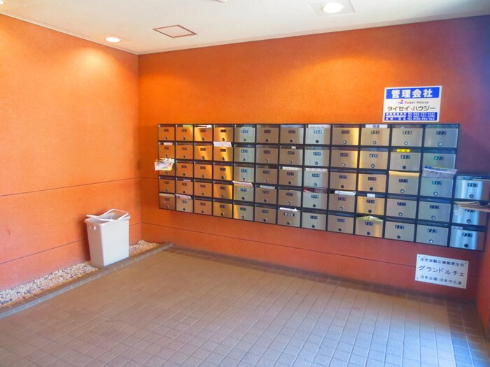 物件外観写真4　(エントランス部分)