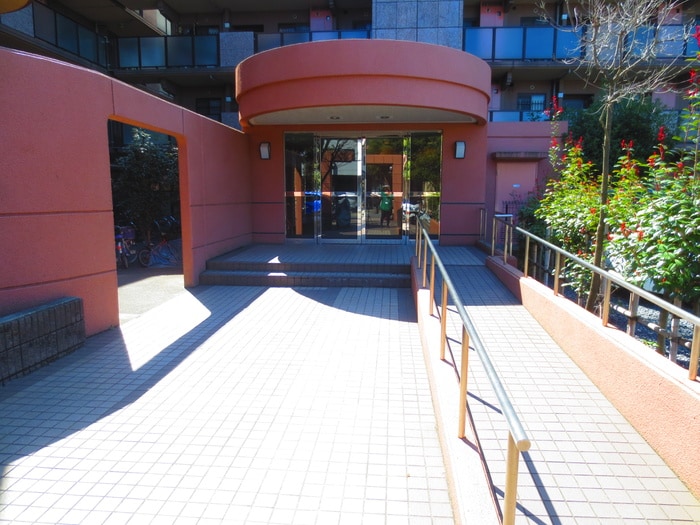 物件外観写真6　(エントランス部分)