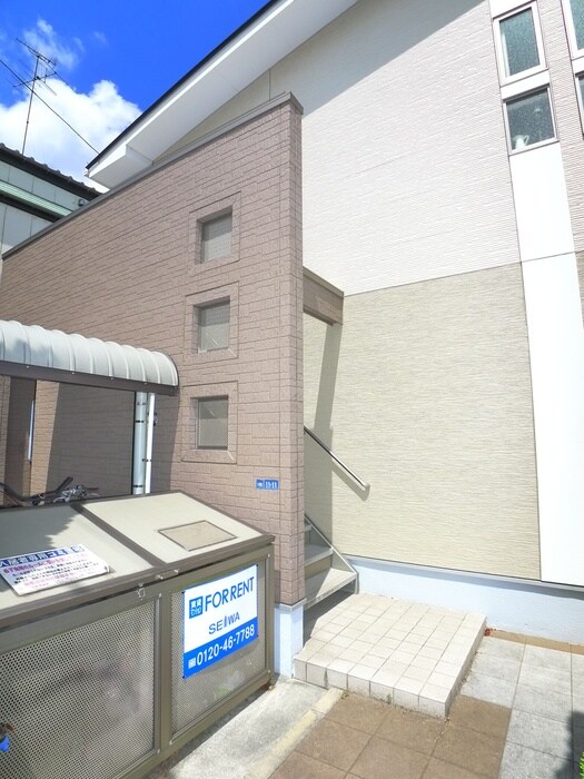 物件外観写真3　(エントランス部分)