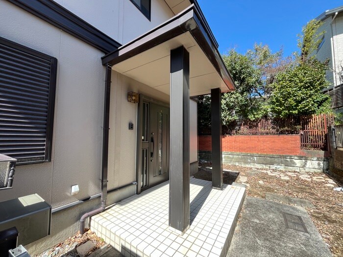 物件外観写真2　(エントランス部分)