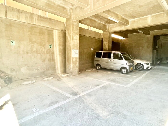 物件外観写真6　(駐車場)