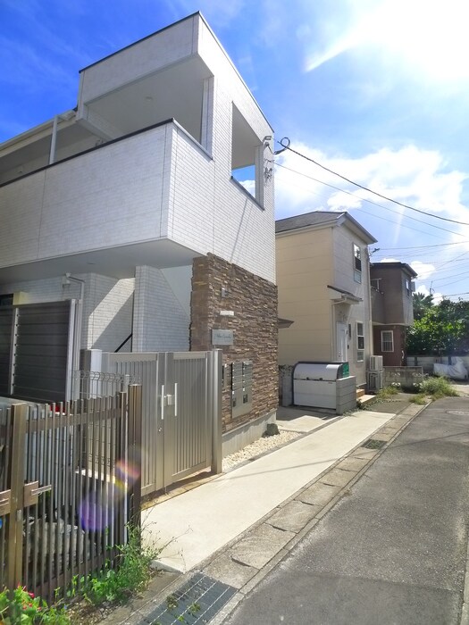 物件外観写真2　(エントランス部分)