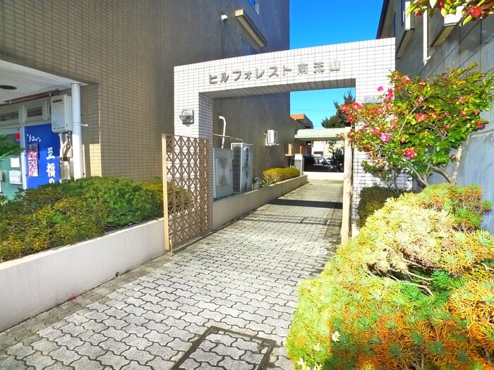 物件外観写真2　(エントランス部分)