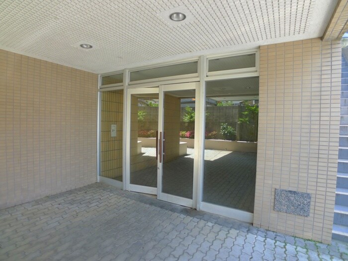 物件外観写真3　(エントランス部分)
