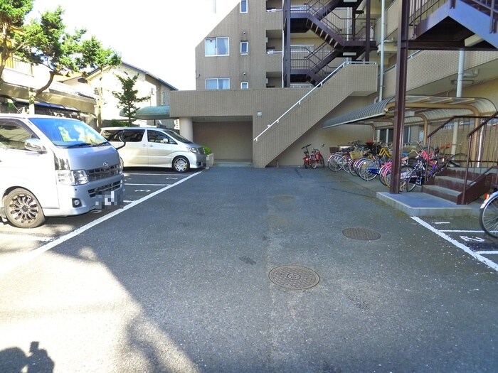 物件外観写真5　(駐車場)