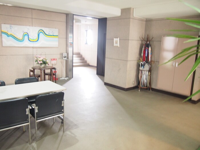 物件外観写真2　(エントランス部分)