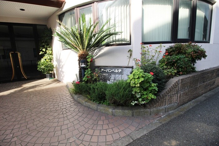 物件外観写真4　(エントランス部分)