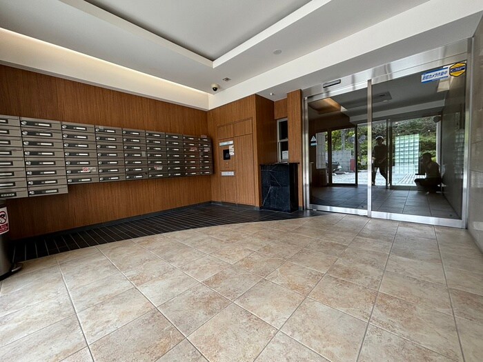 物件外観写真3　(エントランス部分)