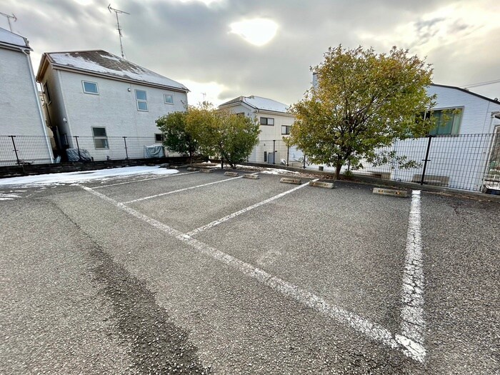 物件外観写真3　(駐車場)