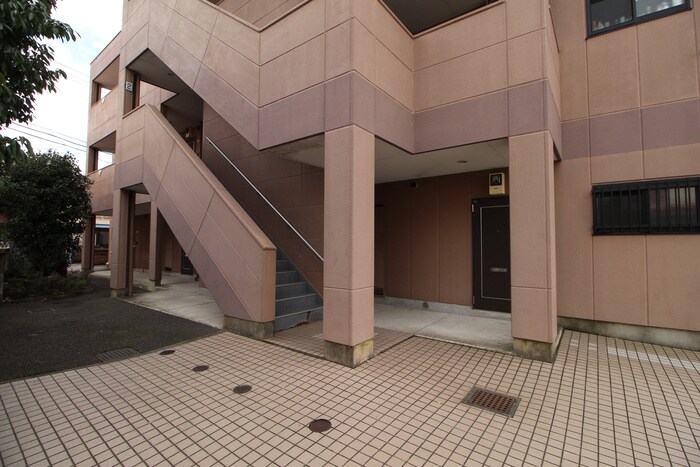 物件外観写真2　(エントランス部分)