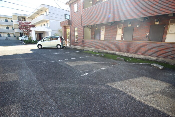 物件外観写真4　(駐車場)