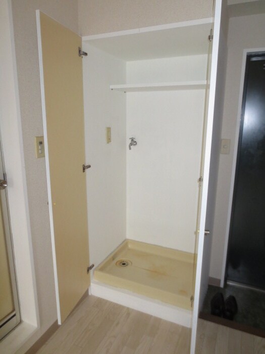 物件内観写真16　(洗濯機置場)