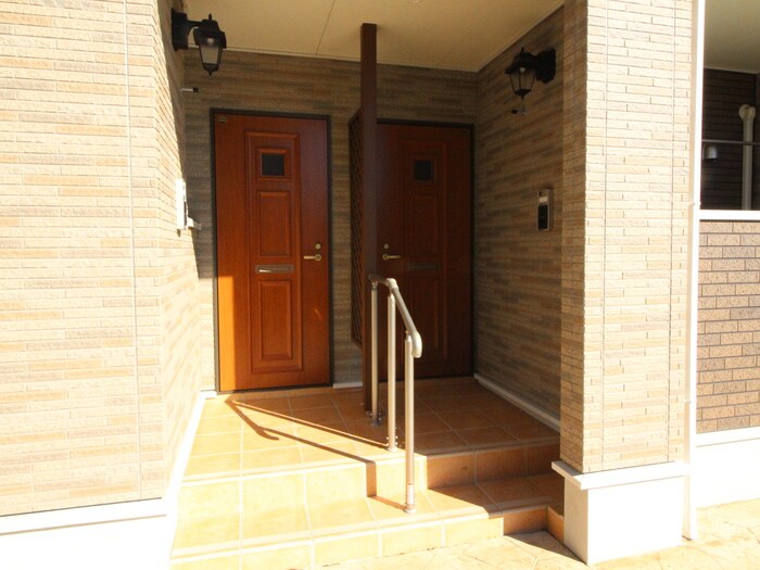 物件外観写真5　(エントランス部分)