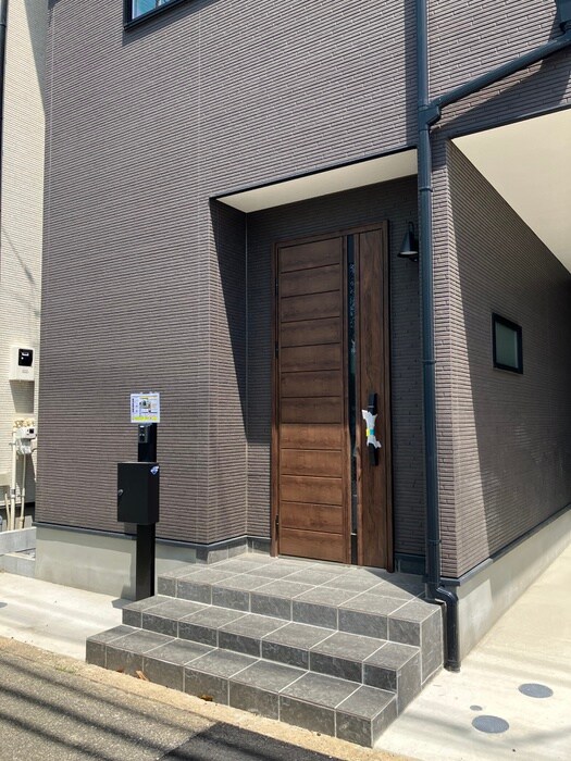 物件外観写真2　(エントランス部分)