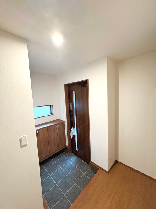 物件内観写真5　(玄関)