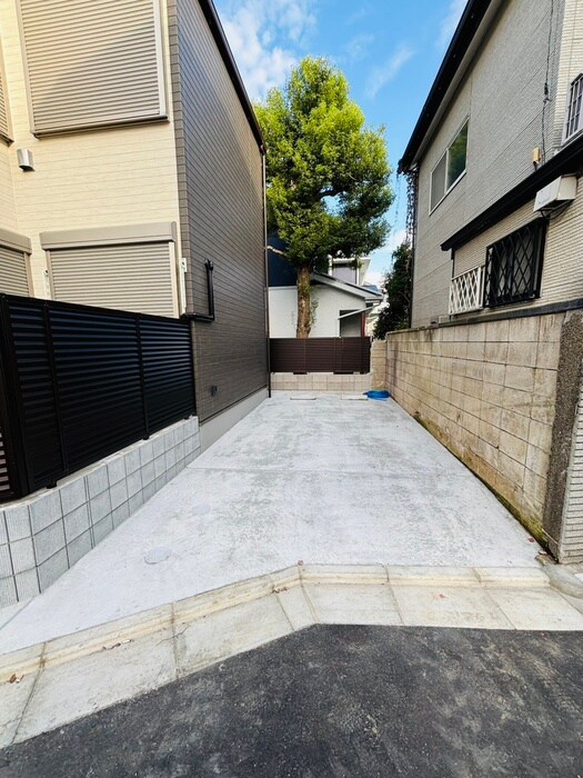 物件外観写真5　(駐車場)