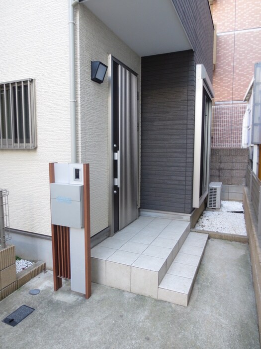 物件外観写真3　(エントランス部分)