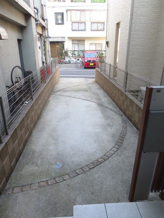 物件外観写真6　(エントランス部分)