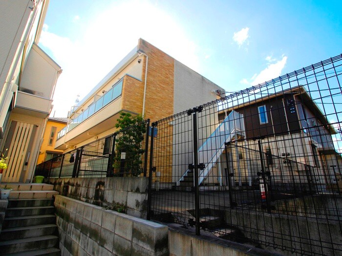 物件外観写真2　(エントランス部分)