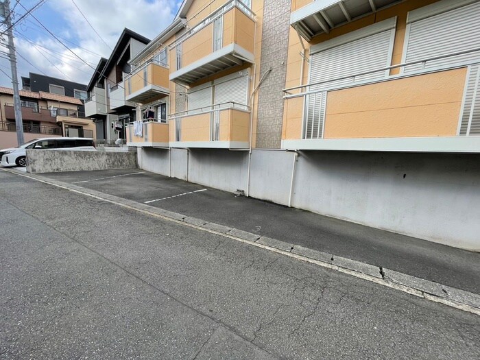 物件外観写真4　(駐車場)