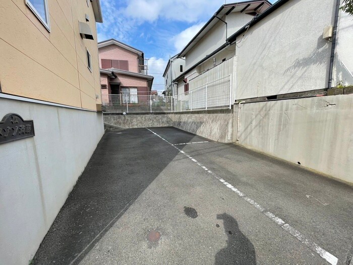 物件外観写真5　(駐車場)