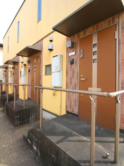 物件外観写真3　(エントランス部分)