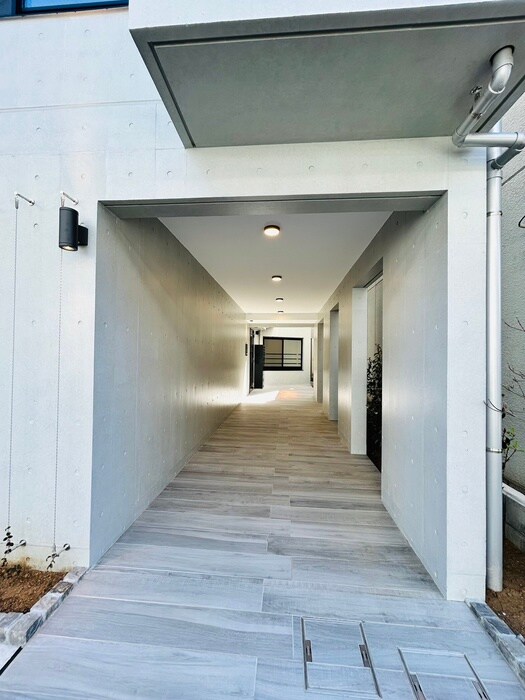 物件外観写真2　(エントランス部分)