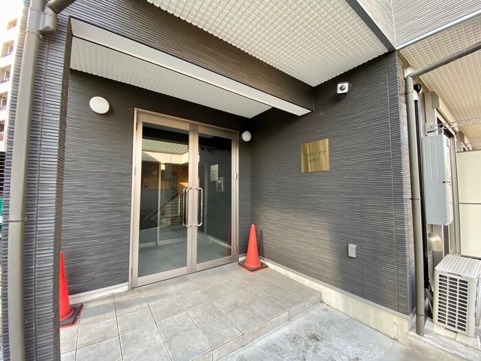 物件外観写真3　(エントランス部分)