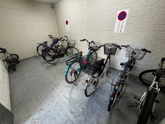 物件外観写真4　(駐輪場)