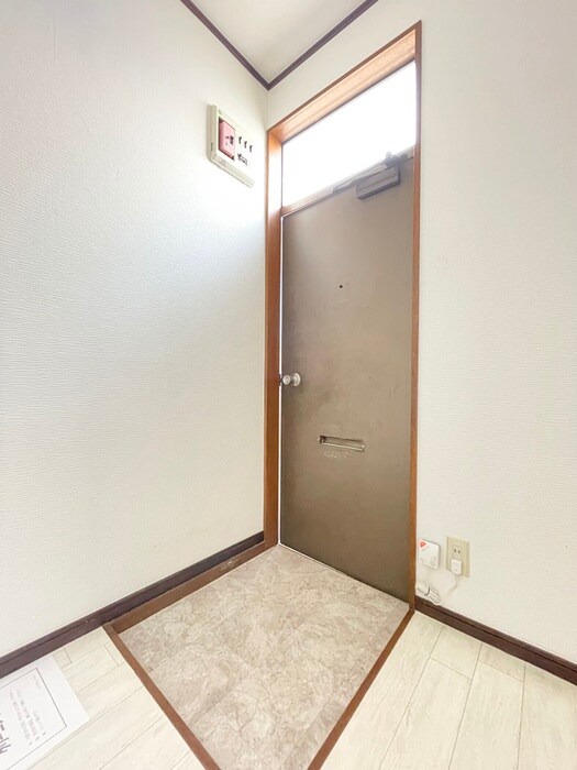 物件内観写真14　(玄関)