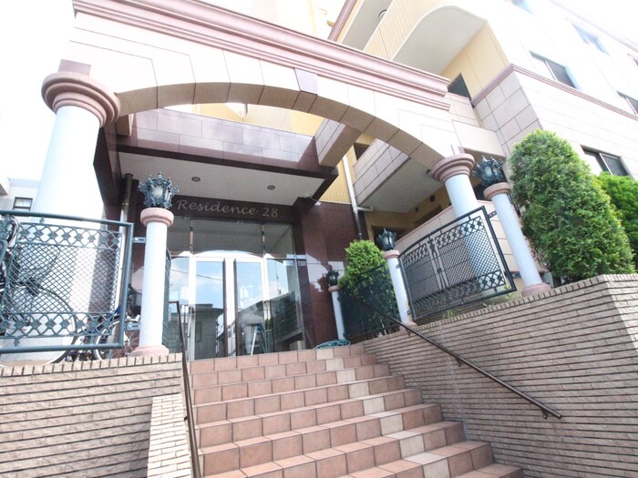 物件外観写真4　(エントランス部分)