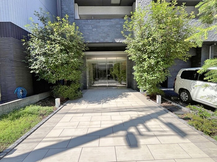 物件外観写真2　(エントランス部分)