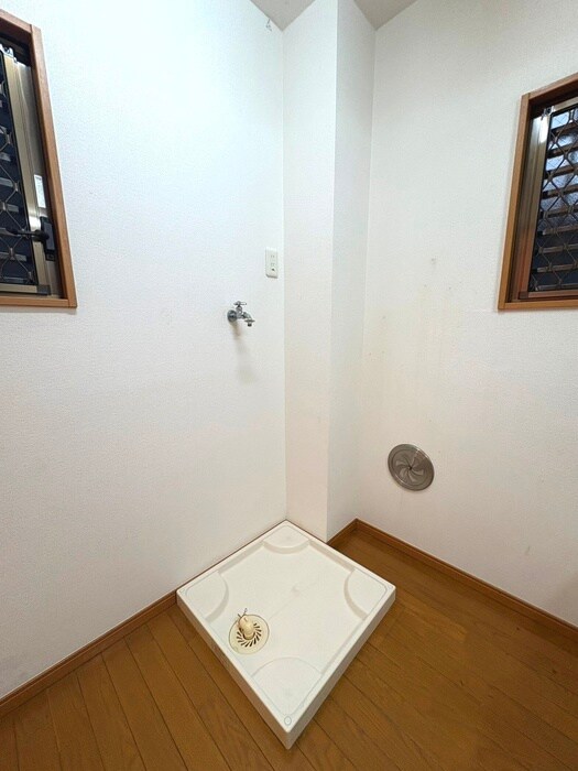 物件内観写真10　(洗濯機置場)